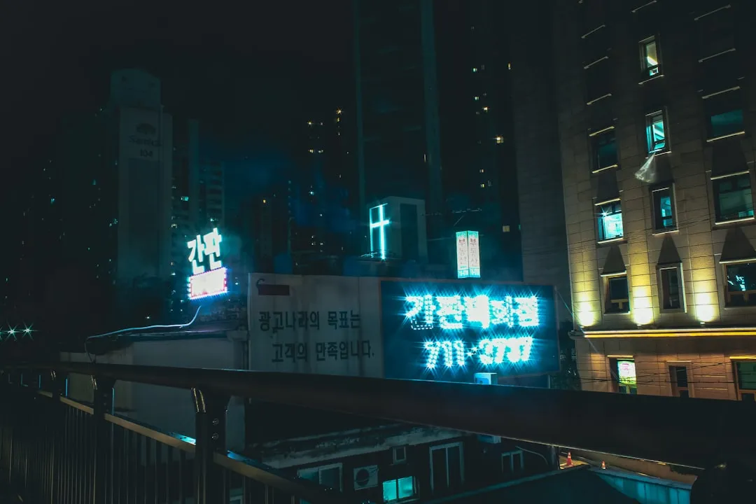 不粘锅与铸铁炒锅性能对比：家庭烹饪场景下的选择建议